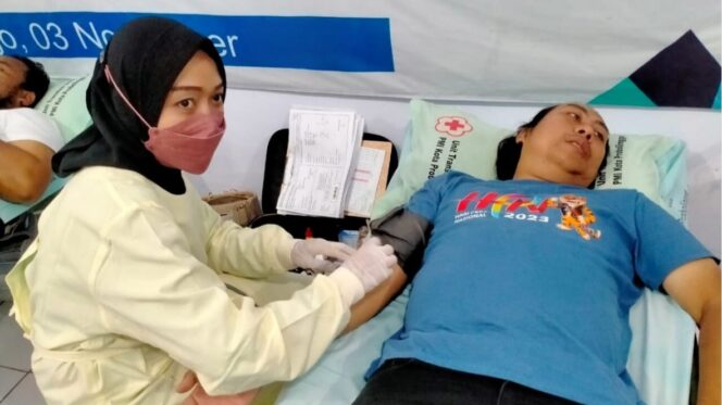 
					Seorang warga sedang donor darah. 