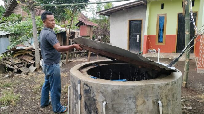 
					Agus Wijaya menunjukkan Sumur lokasi Shaheh meninggal.