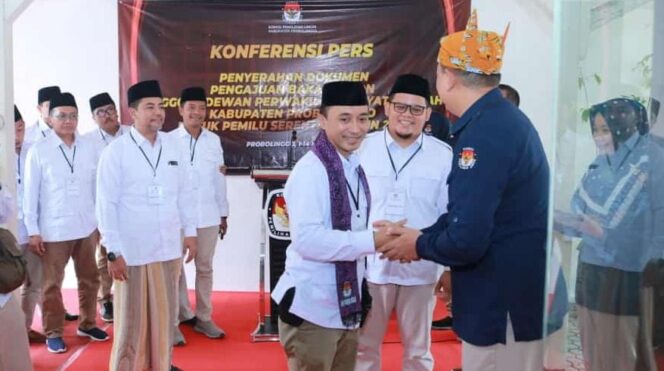 
					DAFTAR: DPC Partai Gerindra Kabupaten Probolinggo menyerahkan berkas Bacaleg ke KPU setempat. (foto: istimewa)