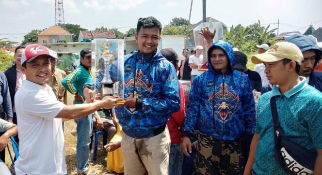 
					MENANG: Wakil Walikota Pasuruan memberikan thropy bagi pemenang. (foto: Moh. Rois(