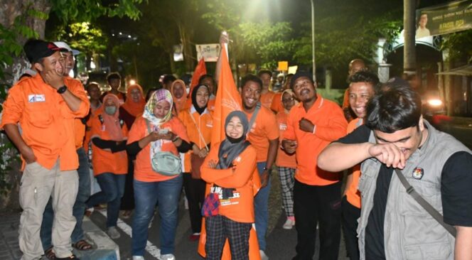 
					NYALEG: Para buruh di Kota Pasuruan orasi sebelum daftar sebagai caleg ke kantor KPU. (foto: Moh. Rois)