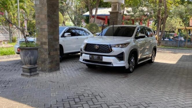 
					Mobdin Innova Zenix Hybrid yang akan digunakan Wabup Probolinggo terparkir di depan gedung kantor Bupati Probolinggo.