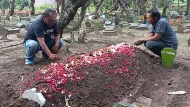 
					MENINGGAL: Makam salah satu korban meninggal akibat pesta miras di Bangil, Pasuruan. (foto: tangkapan layar video)