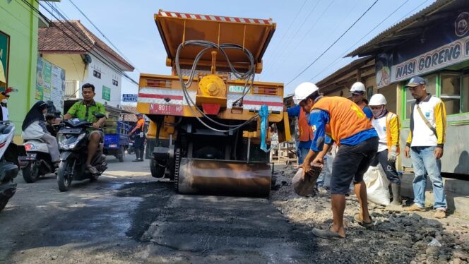 
					DIKEBUT: Perbaikan jalan menggunakan truk Alphomain di wilayah Kecamatan Besuk beberapa waktu lalu. (foto: dok)