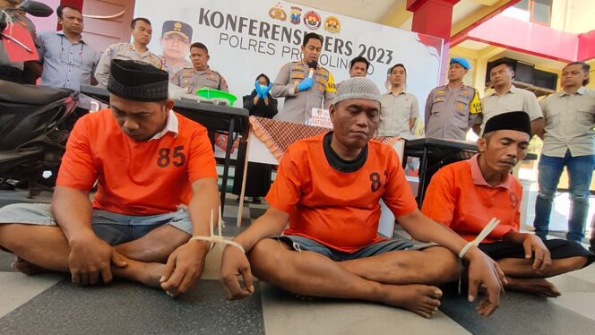 
					DIRINGKUS: Tiga tersangka teror mobil di Desa Kedungrejoso Kotaanyar, ditangkap polisi. (foto: Ali Ya'lu).