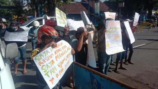 
					UNJUK RASA: Para demonstran saat unjuk rasa di depan kantor Perumdam Tirta Mahameru Lumajang. (foto: Asmadi)