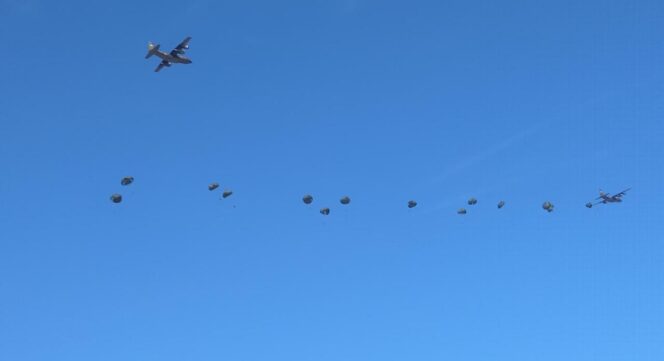 
					MANUVER: Pesawat TNI-AU saat bermanuver di langit-langit Lumajang. (foto: Asmadi).