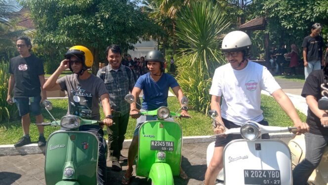 
					Kaka Slank saat mau mengendarai Vespa milik Bupati Lumajang.