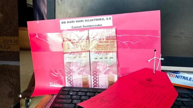 
					Barang bukti hasil pungli PTSL yang disita penyidik Polres Lumajang. (foto: Asmadi)