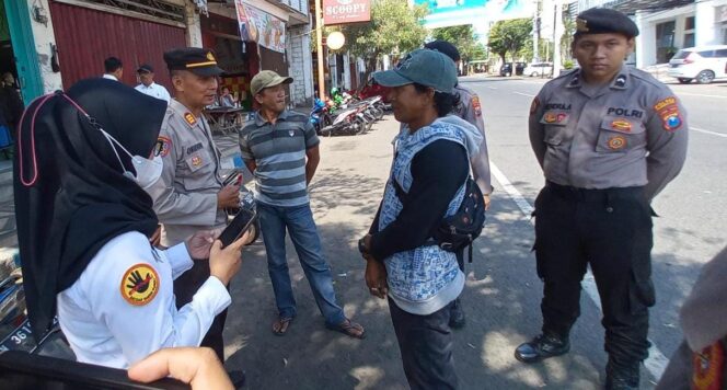 
					SOSIALISASI: Tim Satgas Saber Pungli saat sosialisasi aturan parkir gratis di Alun-Alun Kota Pasuruan. (foto: Moh. Rois)