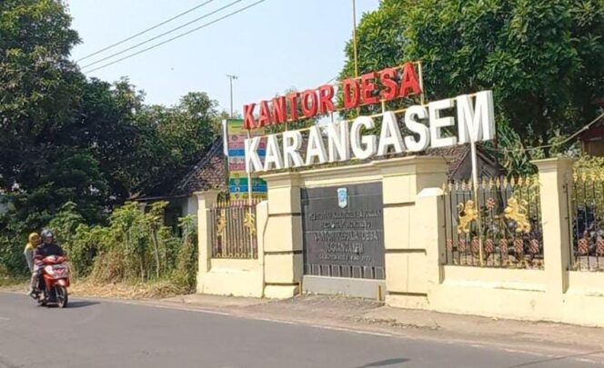 
					NORMAL: Pelayanan di kantor Desa Karangasem, Kec. Wonorejo, Kab. Pasuruan normal meski kadesnya ditangkap polisi. (foto: Moh. Rois)