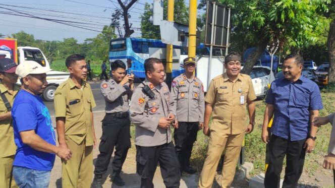 
					Kapolres Probolinggo Kota dan sejumlah PJU serta perangkat Desa meninjau palang pintu perlintasan swadaya (Foto: Istimewa)