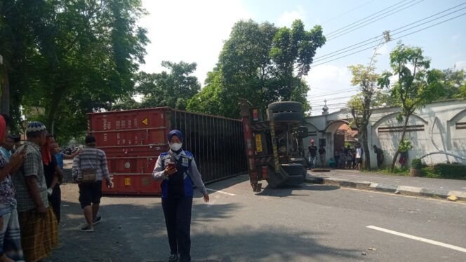 
					TERGULING: Jl. Soekarno Hatta Lumajang tertutup truk guling. (foto: Asmadi)