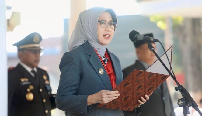 
					HARKITNAS: Wakil Bupati Lumajang, Indah Amperawatu saat memimpin upacara Harkitnas 2023. (foto: Asmadi)