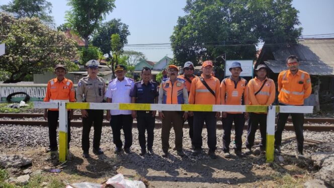 
					Petugas gabungan berfoto di perlintasan yang telah ditutup (Foto: Istimewa).