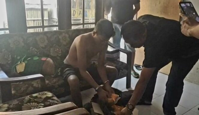 
					DIRINGKUS: Hendrik Diamankan Petugas setelah menerima paket pil okerbaya yang dipesannya. (foto: Ali Ya'lu)