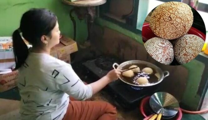 
					GURIH: Ismatul Laila saat menggoreng onde-onde bondet jualannya. (foto: Moh. Rois).