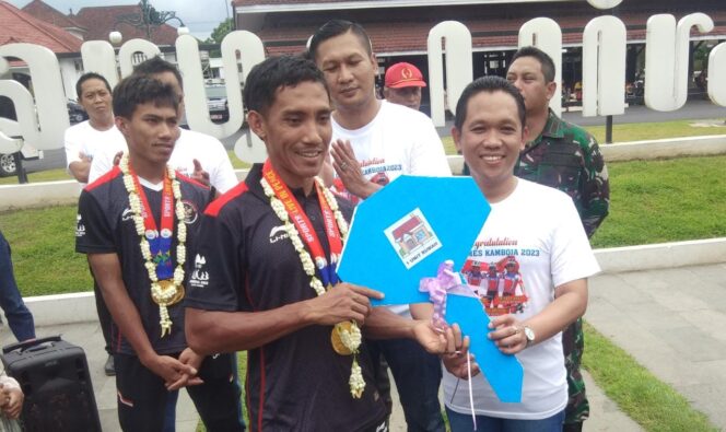 
					APRESIASI: Bupati Lumajang saat memberikan hadiah kepada para atlet berprestasi. (foto: dok)