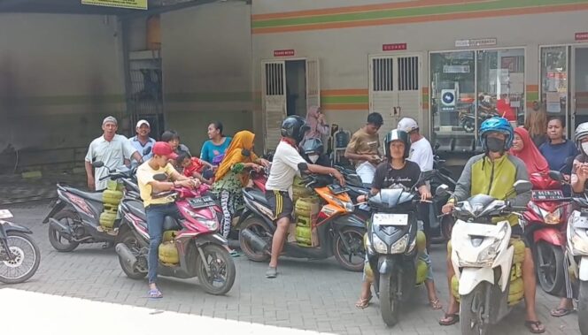 
					ANTRI: Warga menyemut antri beli tabung LPG 3 di SPBU Gadingrejo, Kota Pasuruan. (foto: Moh. Rois)