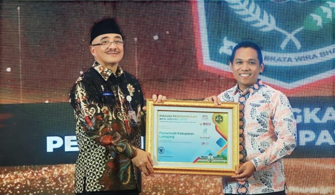 
					BERPRESTASI: Bupati Lumajang, Thoriqul Haq, saat menerima pengharagaan BKN Award 2023 dari Plt. Kepala BKN, Bima Haria Wibisana. (foto: Asmadi)