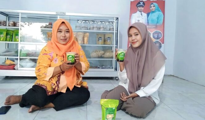 
					KREATIF: Tumilah menunjukkan cendol kelor yang diproduksinya sendiri. (foto: Haliza)