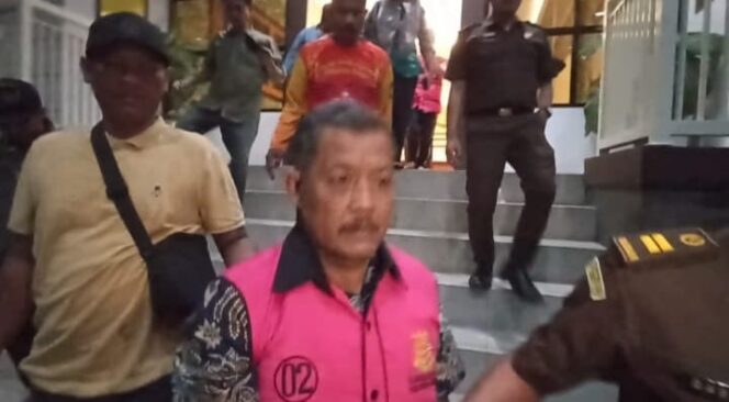 
					DITAHAN: Tersangka saat digelandang penyidik Kejaksaan Negeri Pasuruan. (foto: Moh. Rois)