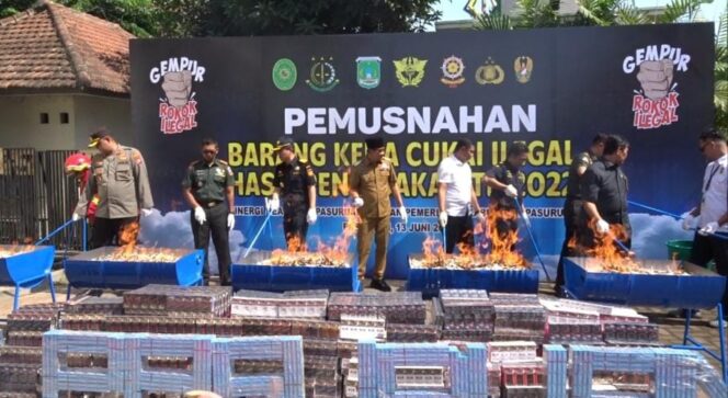 
					DIMUSNAHKAN: Proses pemusnahan rokok ilegal dan miras di Pasuruan. (foto: Moh. Rois)