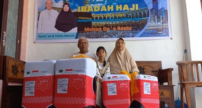 
					BAHAGIA: Pasutri, Yulias Miana (60) dan Jamian (62), bersiap berangkat haji tahun ini. (foto: Moh. Rois)