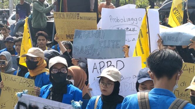 
					DEMO: Para aktivis PMII berunjuk rasa di depan kantor Bupati Probolinggo. (foto: Ali Yak'lu).