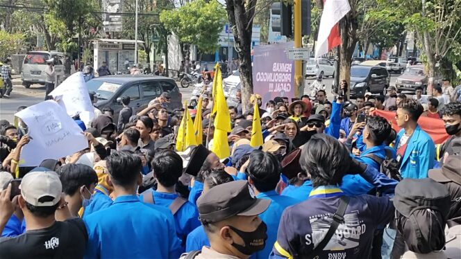 
					Massa Demo PMII Tolak Utusan Pemkab Probolinggo 