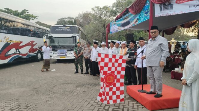 
					DILEPAS: Wabup Timbul (pegang bendera) saat melepas ratusan CJH di Miniatur Ka'bah Gending. (foto: Ali Ya'lu).