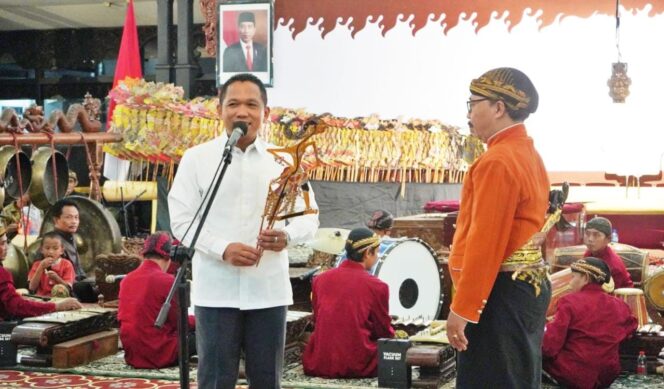 
					DIKUKUHKAN: Bupati Lumajang, Thoriqul Haq, usai mengukuhkan Pengurus Persatuan Pedalangan Indonesia (Pepadi) setempat. (foto: Asmadi)