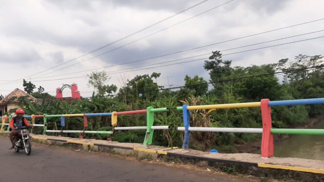 
					MEMBAHAYAKAN: Kondisi jembatan Sentong Krejengan yang rusak dinilai membahayakan. (foto: Ali Ya'lu)