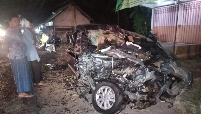 
					RINGSEK: Kondisi Honda Mobilio pasca terlibat kecelakaan di jalur pantura Randumerak, Paiton. (foto: Ali Yak'lu)