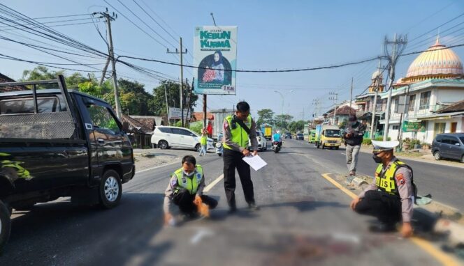 
					OLAH TKP: Anggota Satlantas Polres Pasuruan gelar olah TKP di lokasi laka. (foto: Moh. Rois)