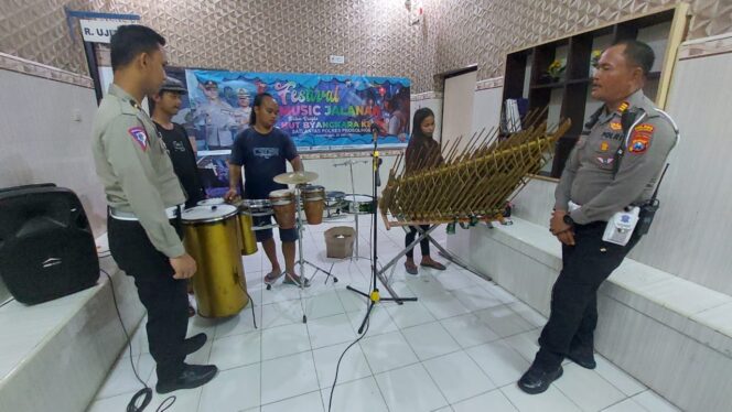 
					Salah satu peserta pengamen jalanan tampil di festival musik jalanan.