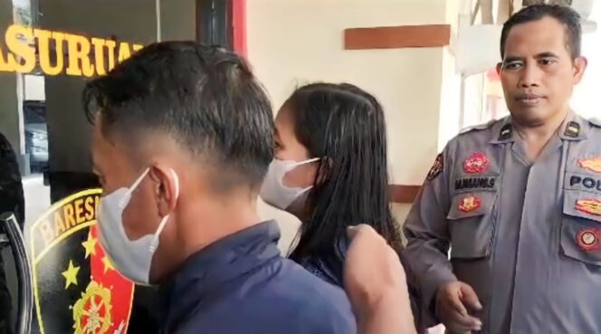 
					MENYESAL: YNS (36) dan HR (28), mengaku menyesal telah membuang anak kandungnya sendiri. (foto: Moh. Rois)