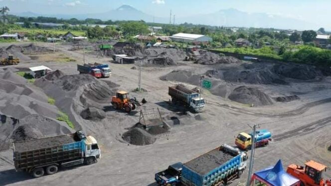 
					TAMBANG: Suasana tambang pasir di Kabupaten Lumajang. (foto: dok)