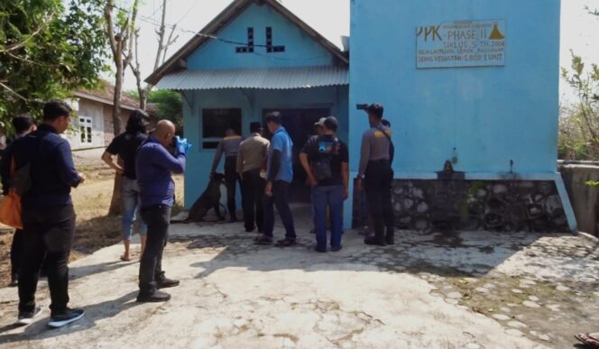 
					OLAH TKP: Polisi saat olah TKP temuan mayat terbungkus karung di Lekok, Pasuruan, beberapa hari lalu. (foto: Moh. Rois)