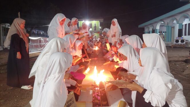 
					UNIK: Santri dan satriwati Ponpes Bani Rancang Probolinggo menggelar tradisi Sate Lanjeng. (foto: Hafiz Rozani)