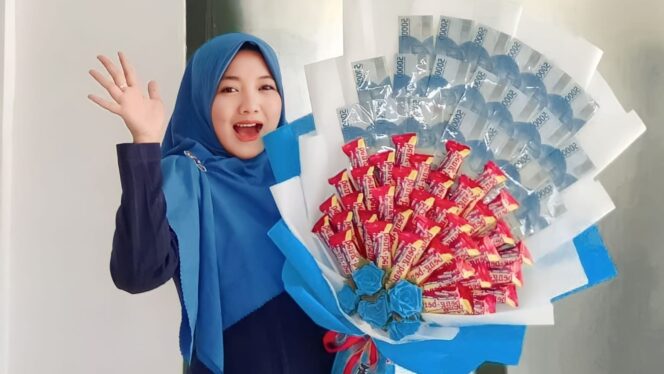 
					KREATIF: Umi Kulsum berpose dengan buket bunga hasil karyanya. (foto: IG Ukbouquet).