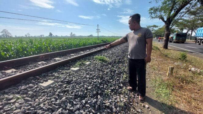 
					Warga menunjukkan lokasi korban tersambar kereta api.