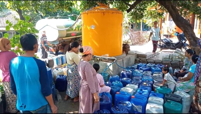 
					DROPING: Bantuan air bersih dari Pemkab Pasuruan di wilayah terdampak kekeringan. (foto: Moh. Rois)