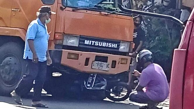 
					TERTABRAK: Motor korban berada di kolong truk tangki yang menabraknya. (foto: Moh. Rois)