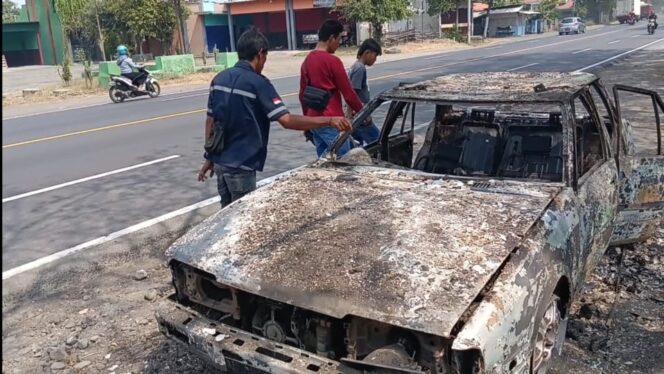 
					HANGUS: Mobil sedan hangus pasca terbakar di jalur pantura Nguling, Pasuruan. (foto: Moh. Rois)