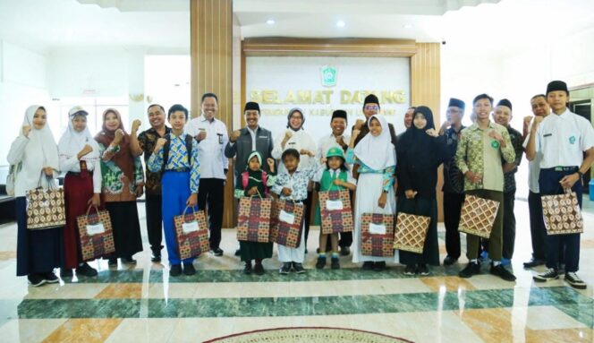 
					GRATIS: Distribusi seragam sekolah yang berikan secara simbolis oleh Wakil Bupati Lumajang. (foto: Istimewa)