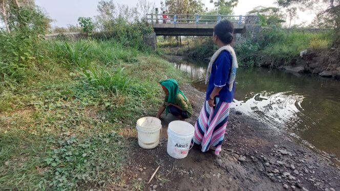 
					PDAM Macet, Warga Sumberkare Gunakan Air Resapan Sungai