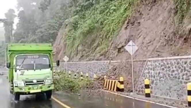 
					Tanah Longsor Timpa Piket Nol Lumajang, Pengguna Jalan Diminta Waspada