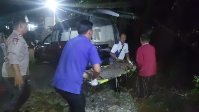 
					DIEVAKUASI: Petugas RSUD Tongas dan Polsek Tongas mengevakuasi korban tertabrak KA. (foto: Hafiz Rozani).