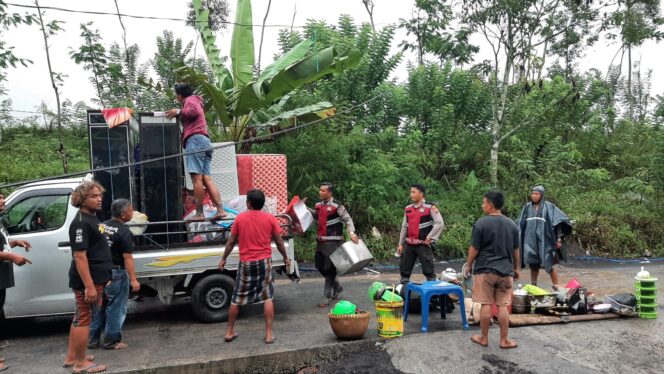 
					MENGUNGSI: Warga terdampak banjir bandang di wilayah Kabupaten Lumajang putuskan mengungsi. (foto: Asmadi)